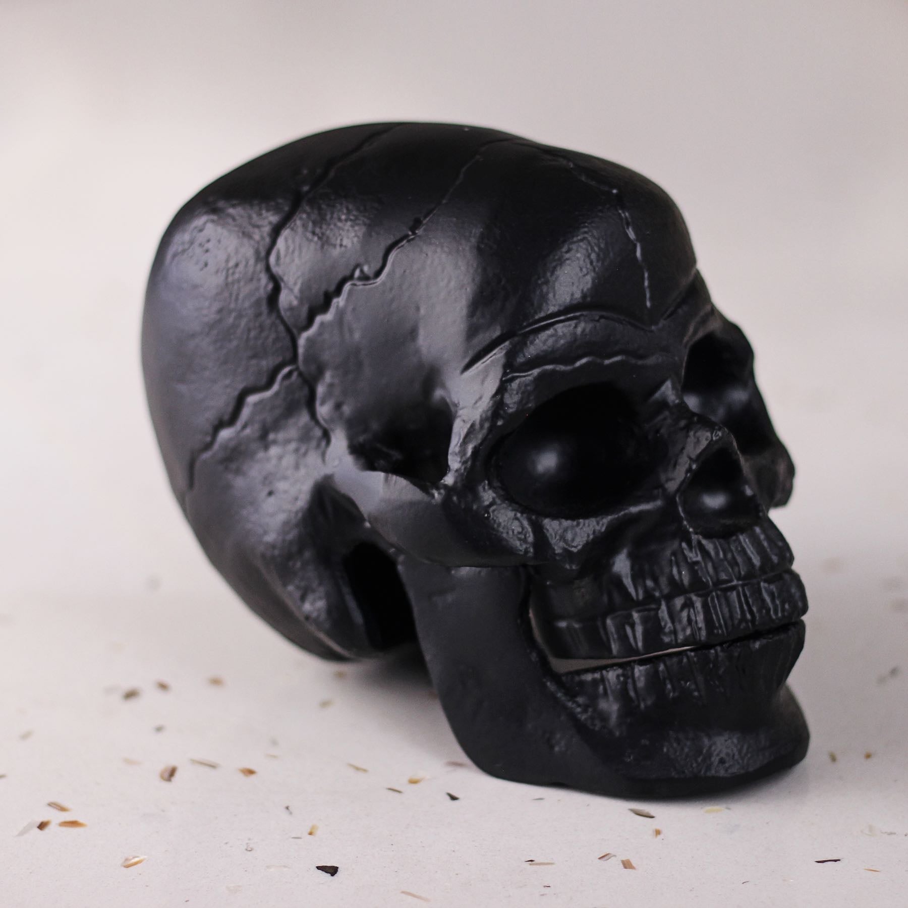 Metal Skull Showpiece